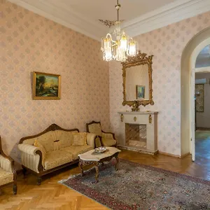 Konukevi Leon, Tiflis